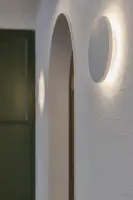 아치와 원형 조명이 어우러진 감성 카페 공간